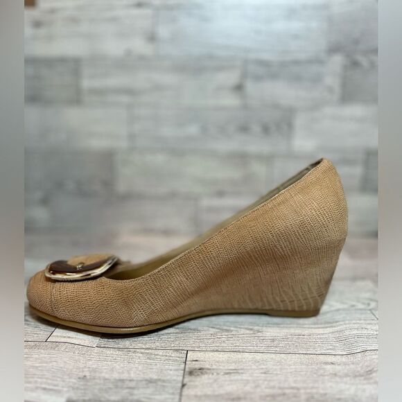 Stuart Weitzman tan embossed wedges with tortoise shell accent buckle size 7.5 - Picture 3 of 16